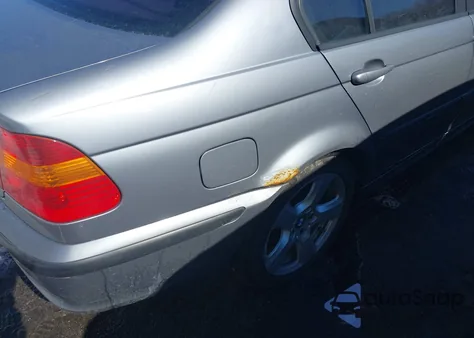 2004 BMW 325Xi z USA, uszkodzony, nr VIN WBAEU33444PR07368